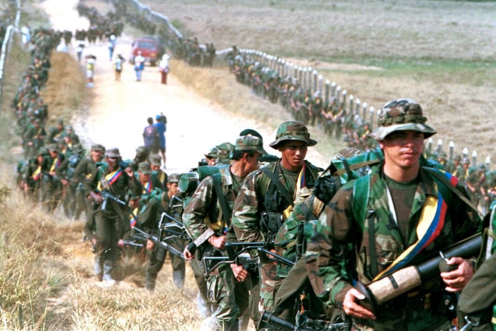 Quân nổi dậy Colombia  FARC tuần tra dọc một con đường gần San Vicenta de Caguan tháng 1/1999.